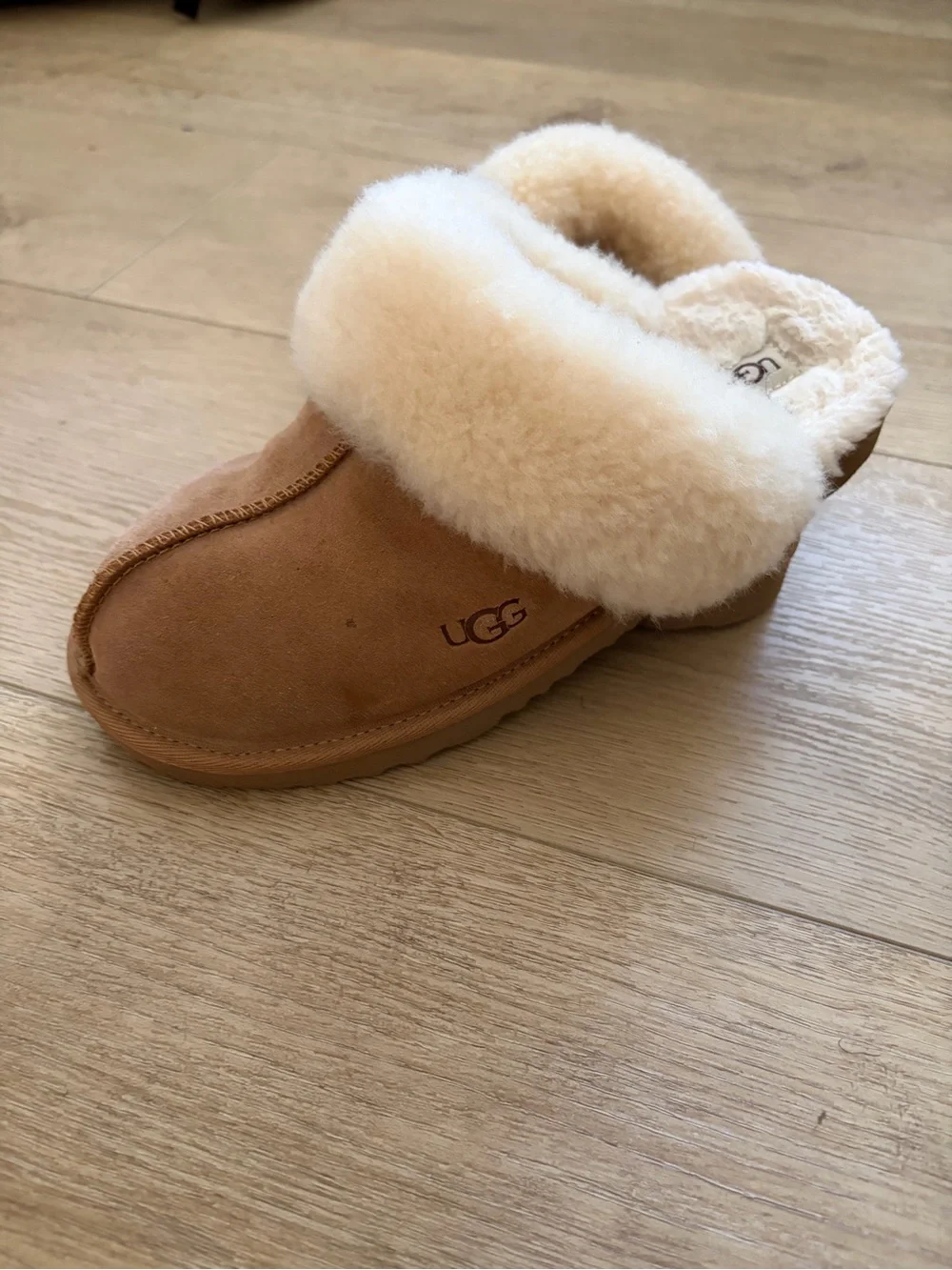 UGG Kids plush Slippers - Size 6